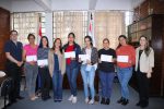 Directora General hace entrega de cheques a estudiantes becarios